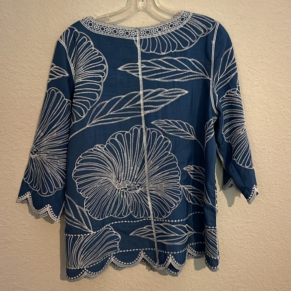 Chico’s Blue and White embroidered top - Picture 5 of 5
